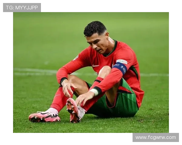 C罗卡塔尔世界杯赛场瞬间定格荣耀与落寞交织的背影光影记忆长河中